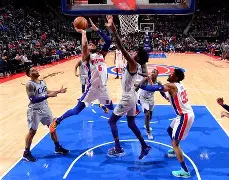 包含Ning在雄鹿比赛中伤愈复出底特律活塞关键时刻回应争议，里程碑夜多伦多猛龙外线爆发都惊呆了的词条